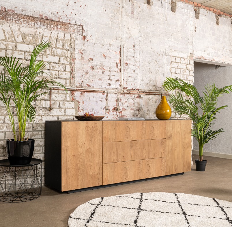 Licht eiken dressoir in een interieur