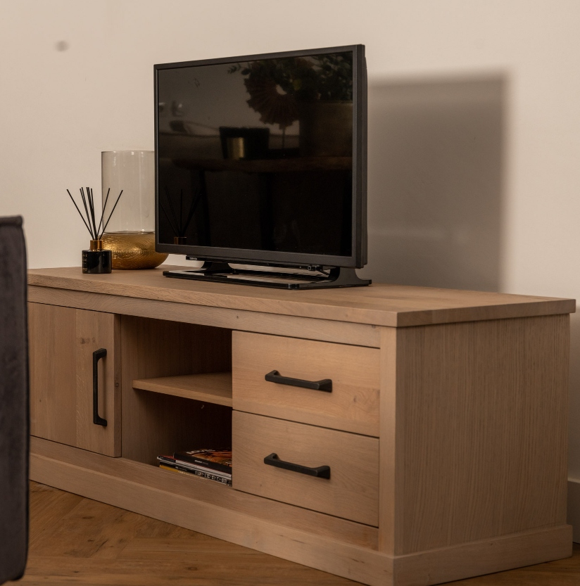 Tv meubel van licht eiken in een woonkamer